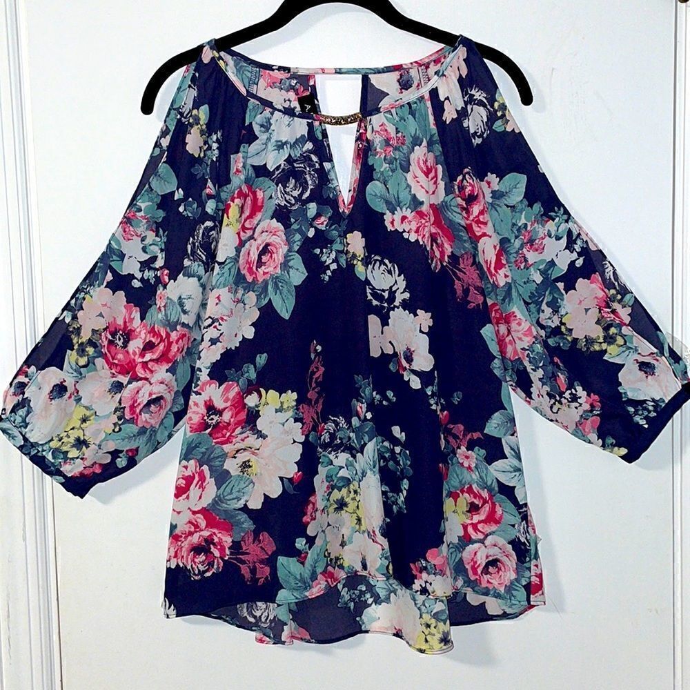 A. Byer floral cold open 3/4 sleeve keyhole neck and back w gold metal detail M